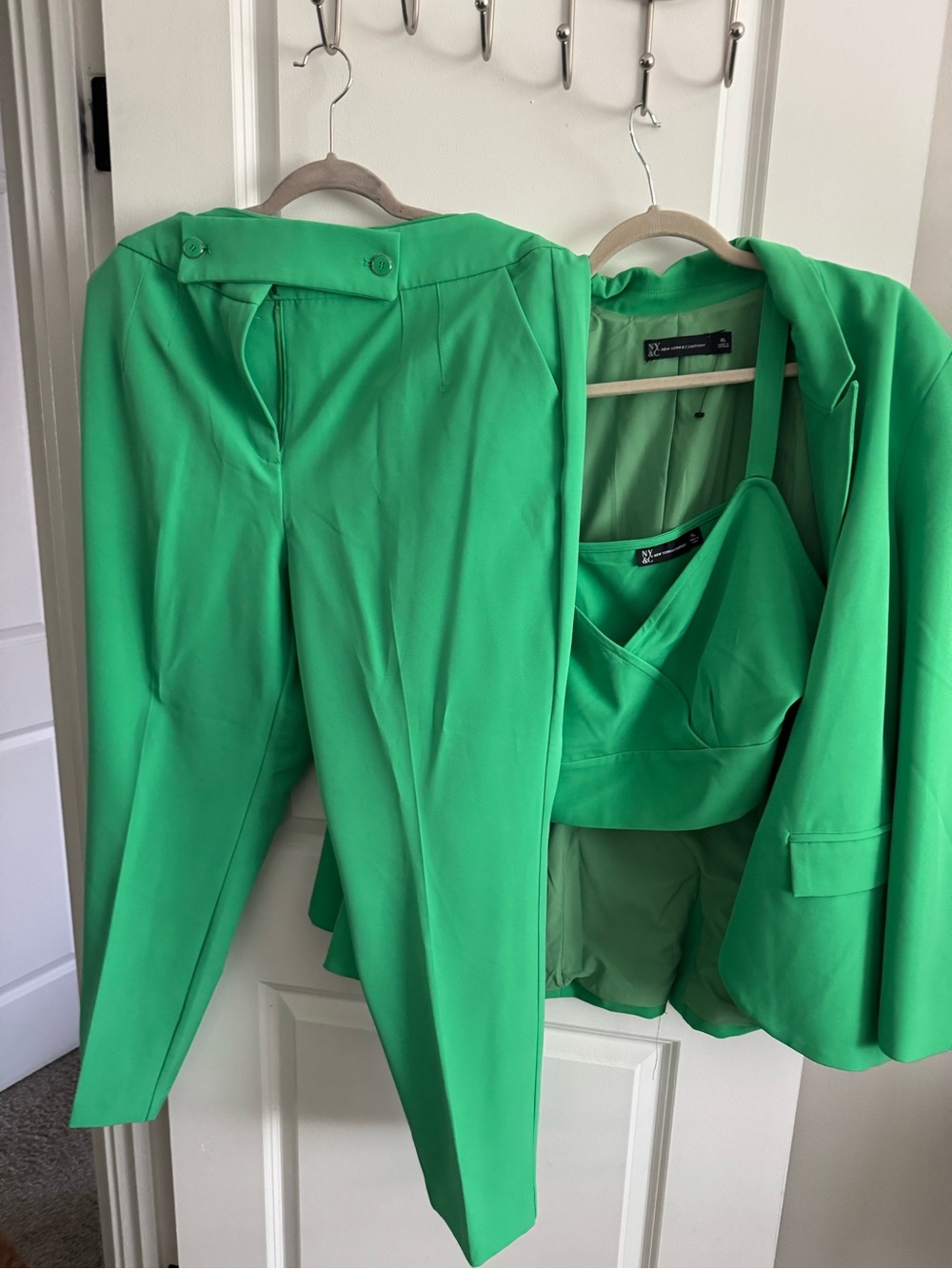 Tailored Green Three-Piece Women's Suit - Pants, Crop Top & Blazer